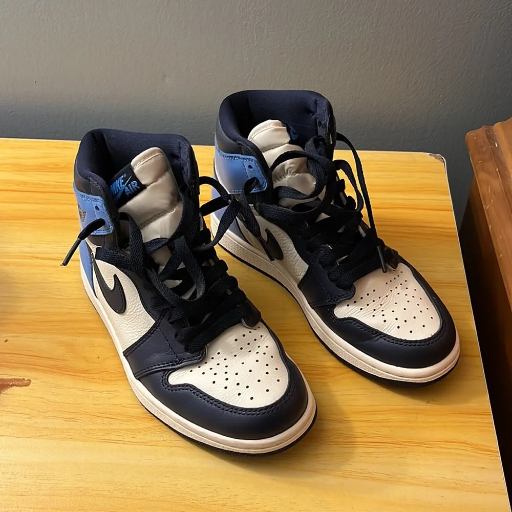 Nike Air Jordan 1s - Obsidian - Picture 2 of 2